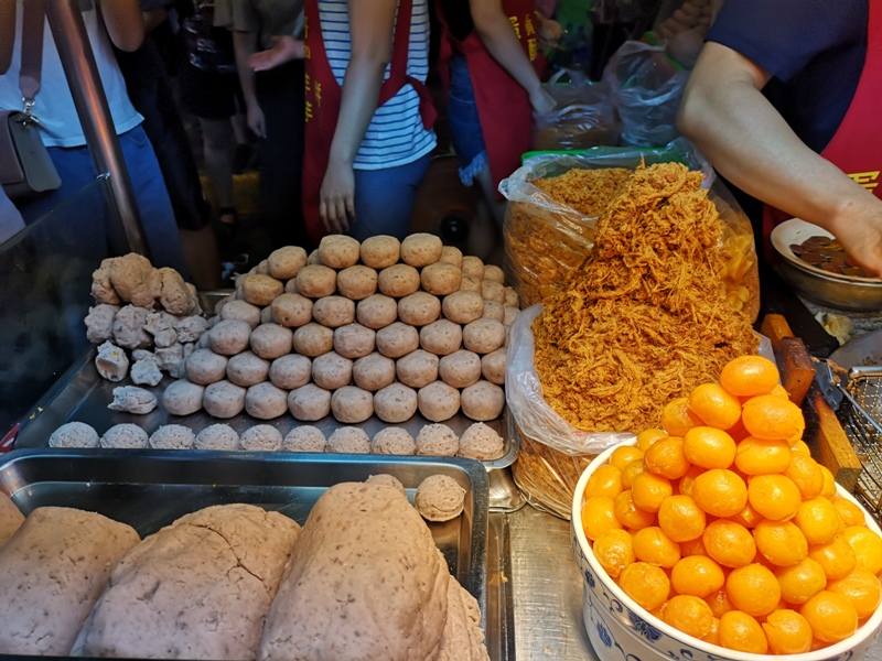 liuyuzi09 中山-劉芋仔 蛋黃芋餅香酥芋丸 米其林必比登推薦 人龍等待的芋頭小點