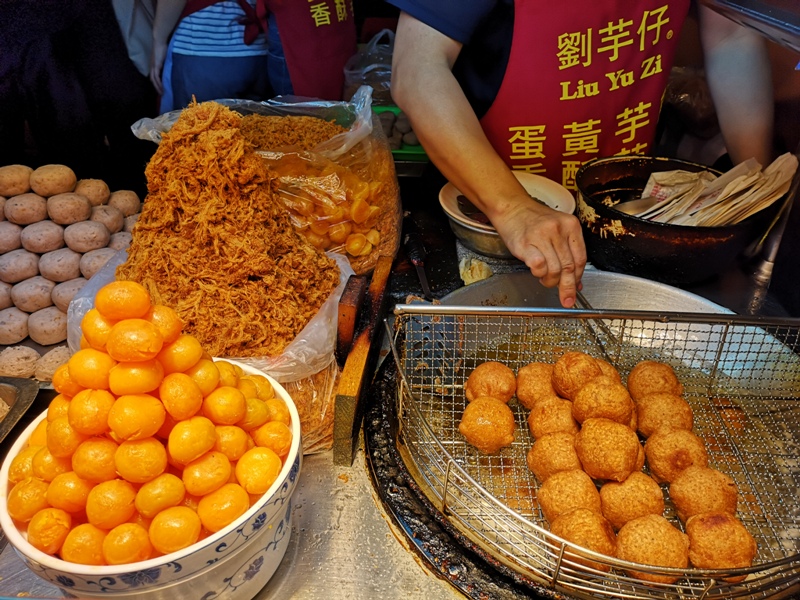 liuyuzi10 中山-劉芋仔 蛋黃芋餅香酥芋丸 米其林必比登推薦 人龍等待的芋頭小點