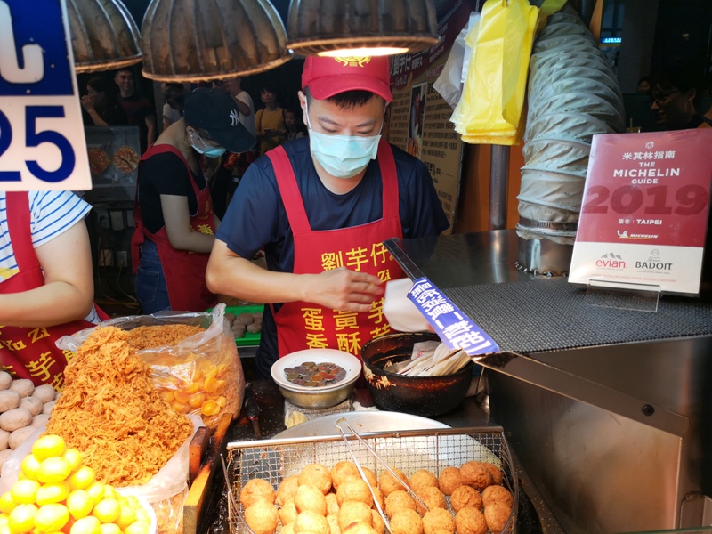 liuyuzi11 中山-劉芋仔 蛋黃芋餅香酥芋丸 米其林必比登推薦 人龍等待的芋頭小點