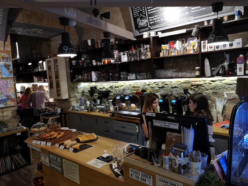 9bar02 Budapest-9 Bar布達佩斯 夜店風咖啡館手沖好喝