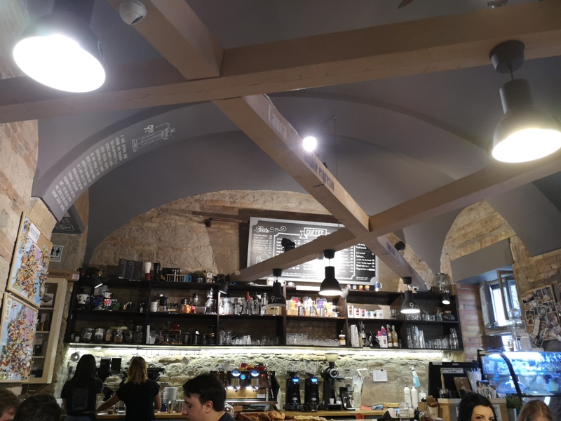 9bar03 Budapest-9 Bar布達佩斯 夜店風咖啡館手沖好喝