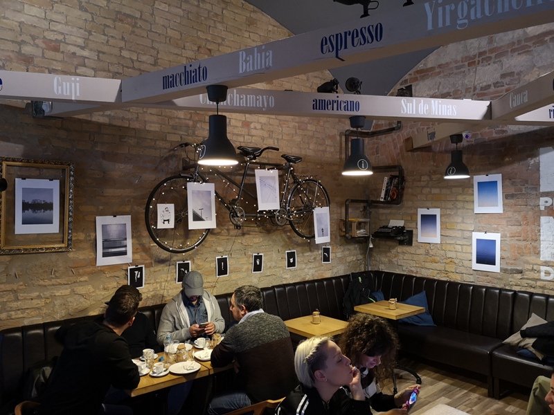 9bar07 Budapest-9 Bar布達佩斯 夜店風咖啡館手沖好喝