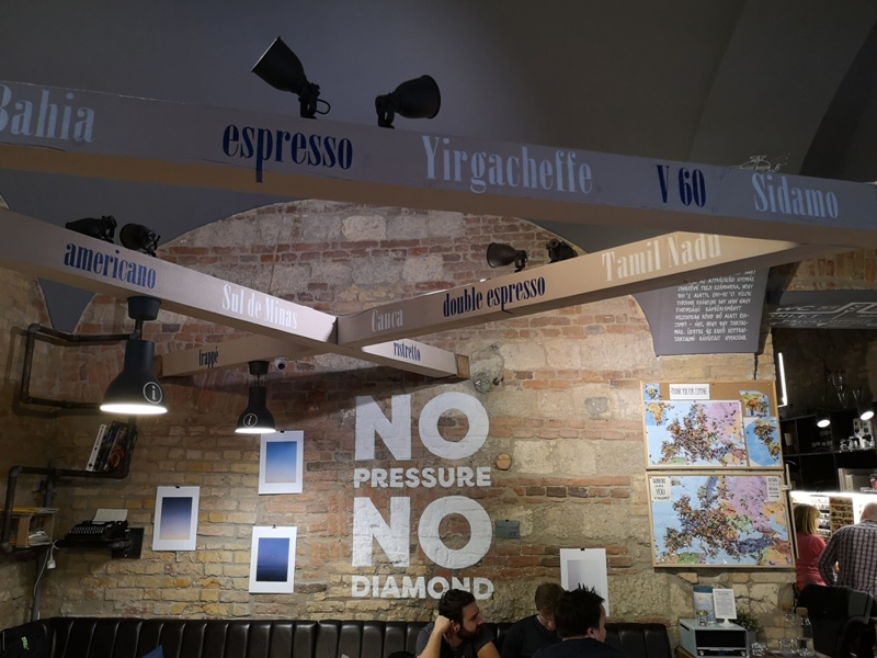 9bar08 Budapest-9 Bar布達佩斯 夜店風咖啡館手沖好喝