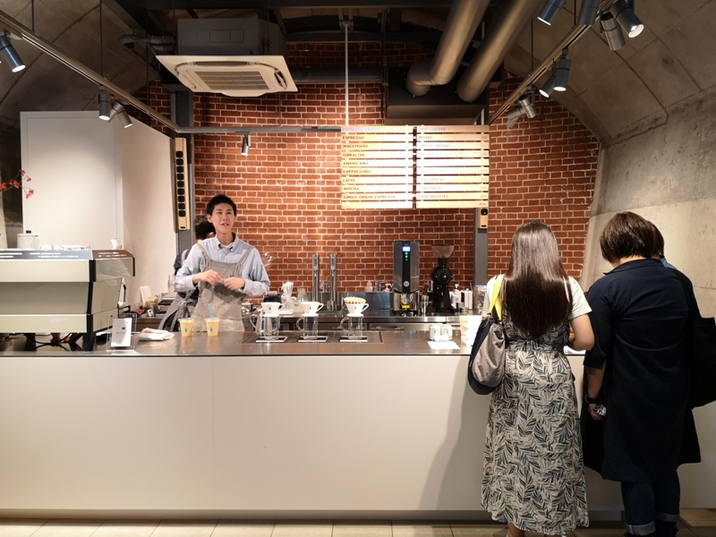 bluebottlemansei110105 Kanda-Blue Bottle 神田萬世橋店 喝咖啡感受電車轟隆轟隆的臨場感
