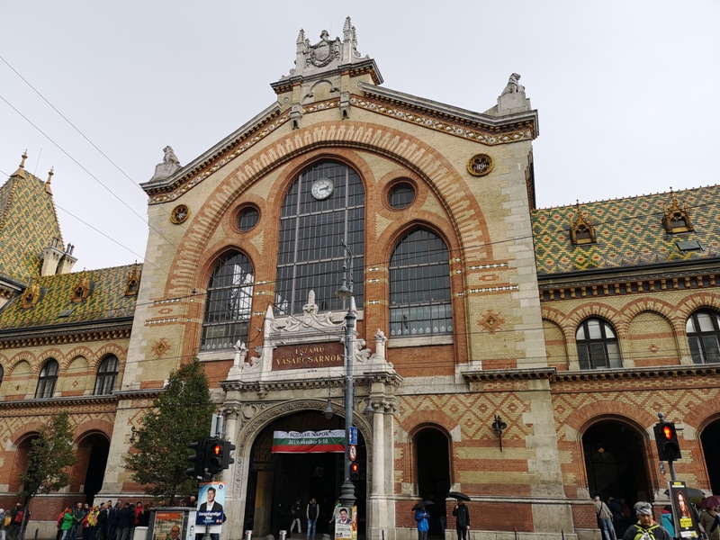budapestcentralmarket02 Budapest-本地人的菜市場 觀光客的遊樂場 布達佩斯的中央市場Nagy Vásárcsarnok(Central Market)