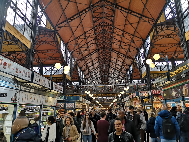 budapestcentralmarket03 Budapest-本地人的菜市場 觀光客的遊樂場 布達佩斯的中央市場Nagy Vásárcsarnok(Central Market)