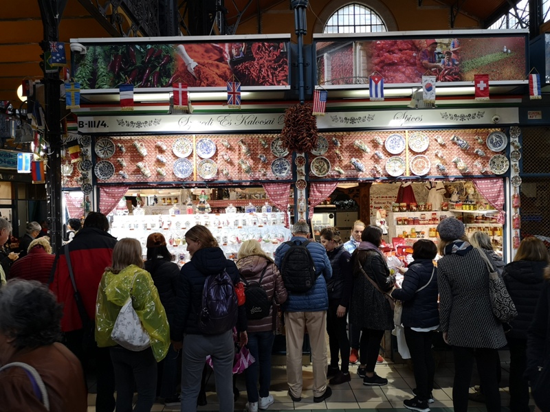 budapestcentralmarket06 Budapest-本地人的菜市場 觀光客的遊樂場 布達佩斯的中央市場Nagy Vásárcsarnok(Central Market)