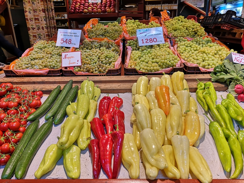 budapestcentralmarket07 Budapest-本地人的菜市場 觀光客的遊樂場 布達佩斯的中央市場Nagy Vásárcsarnok(Central Market)