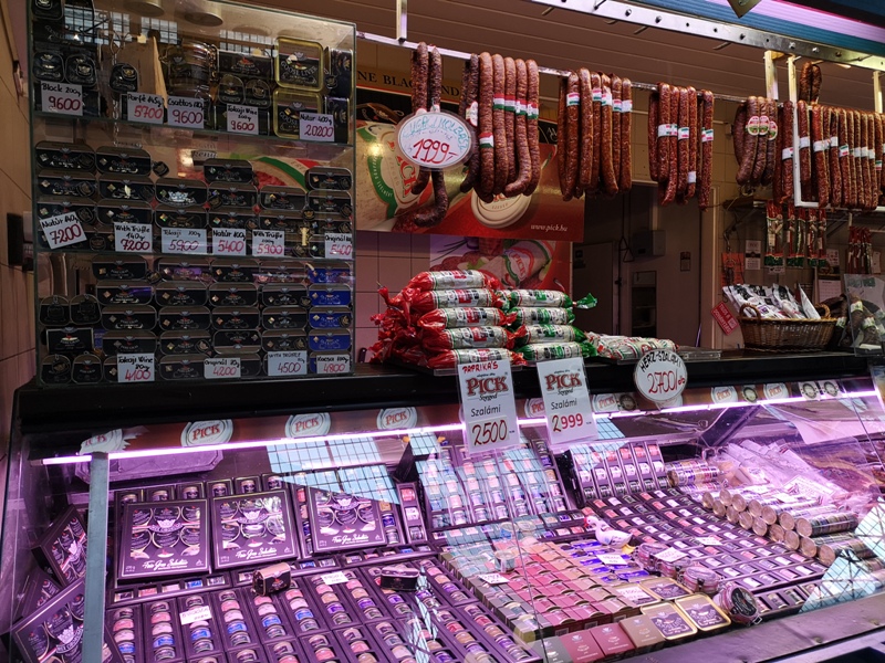 budapestcentralmarket10 Budapest-本地人的菜市場 觀光客的遊樂場 布達佩斯的中央市場Nagy Vásárcsarnok(Central Market)