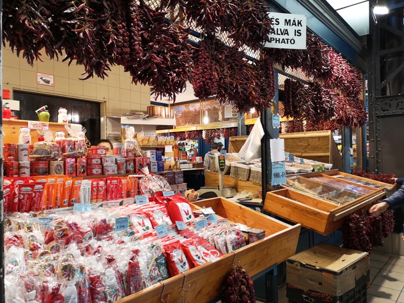 budapestcentralmarket12 Budapest-本地人的菜市場 觀光客的遊樂場 布達佩斯的中央市場Nagy Vásárcsarnok(Central Market)