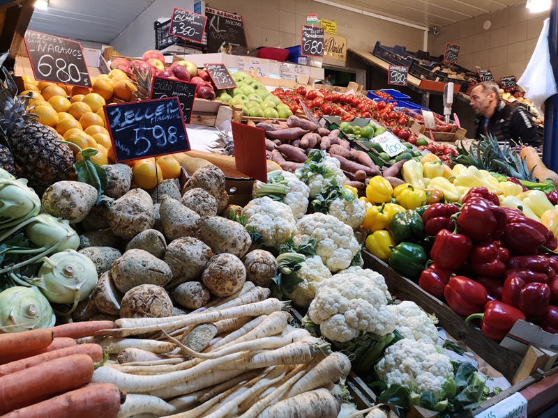 budapestcentralmarket13 Budapest-本地人的菜市場 觀光客的遊樂場 布達佩斯的中央市場Nagy Vásárcsarnok(Central Market)