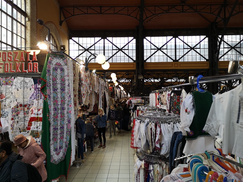 budapestcentralmarket16 Budapest-本地人的菜市場 觀光客的遊樂場 布達佩斯的中央市場Nagy Vásárcsarnok(Central Market)