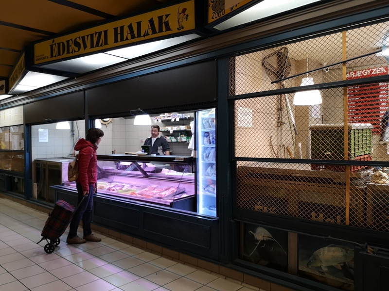 budapestcentralmarket24 Budapest-本地人的菜市場 觀光客的遊樂場 布達佩斯的中央市場Nagy Vásárcsarnok(Central Market)