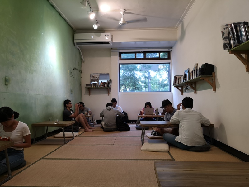 ruhcafe13 苓雅-路人咖啡Ruh Cafe生日公園旁最佳休憩場所 榻榻米超舒適...
