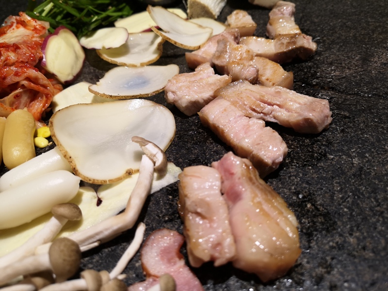 KoreaBBQ03 Seoul-濟州大石板烤五花肉店 首爾樂天世界旁傳統烤肉五花肉彈韓牛嫩