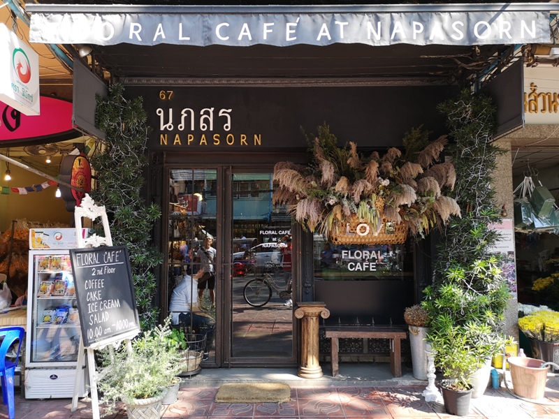Bangkok-Floral Cafe at Napasorn曼谷花市旁滿滿花香古物的咖啡館