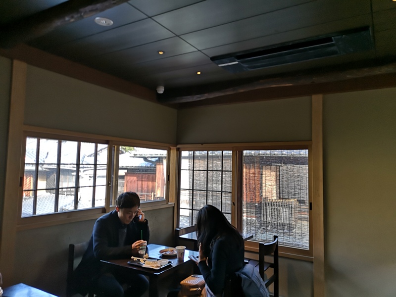 starbuckskyoto07113 Kyoto-星巴克 京都二寧坂ヤサカ茶屋店 滿滿日式京町風格 全球唯一榻榻米設計但搶不到