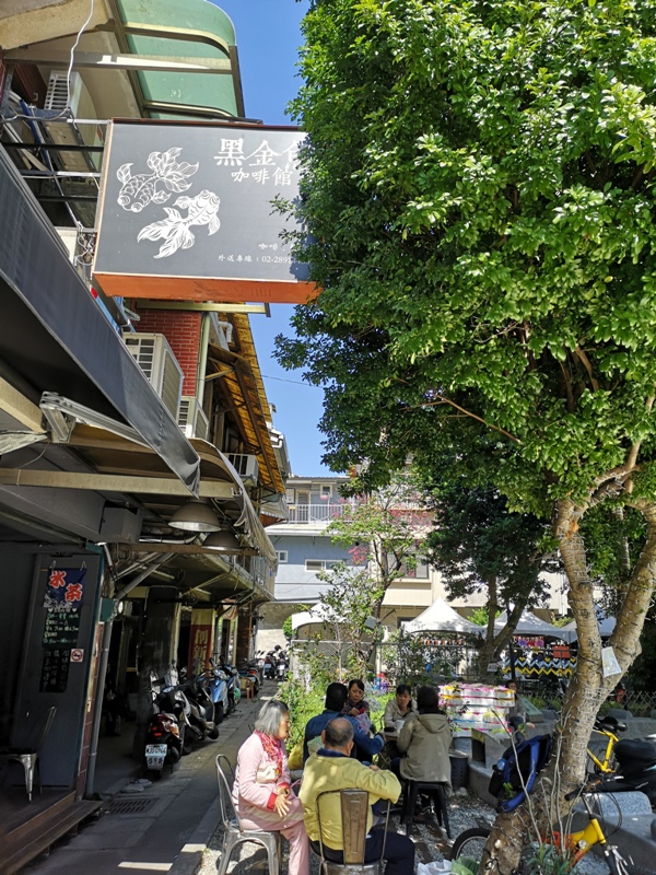 北投-黑金魚咖啡館 車站廣場角落 一杯咖啡賞行人百態