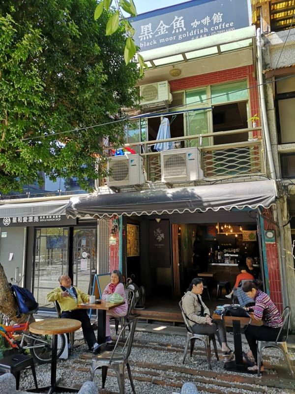 blackfish2 北投-黑金魚咖啡館 車站廣場角落 一杯咖啡賞行人百態