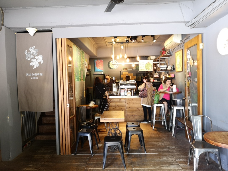 blackfish3 北投-黑金魚咖啡館 車站廣場角落 一杯咖啡賞行人百態