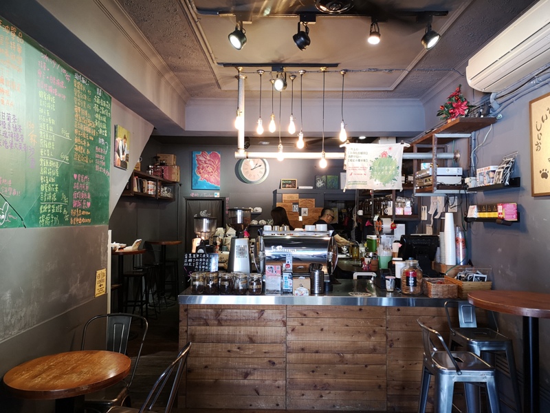 blackfish4 北投-黑金魚咖啡館 車站廣場角落 一杯咖啡賞行人百態