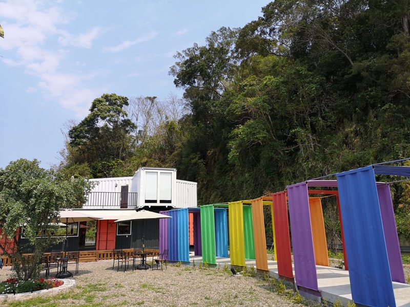 rainbowcoffee01 峨眉-89咖啡 美麗蜿蜒台三線旁的一抹彩虹貨櫃屋