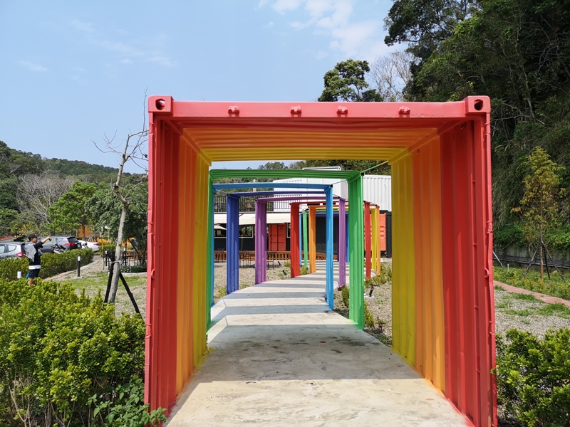 rainbowcoffee02 峨眉-89咖啡 美麗蜿蜒台三線旁的一抹彩虹貨櫃屋