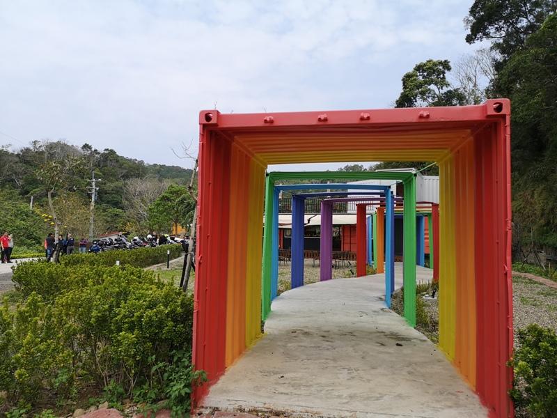 rainbowcoffee06 峨眉-89咖啡 美麗蜿蜒台三線旁的一抹彩虹貨櫃屋