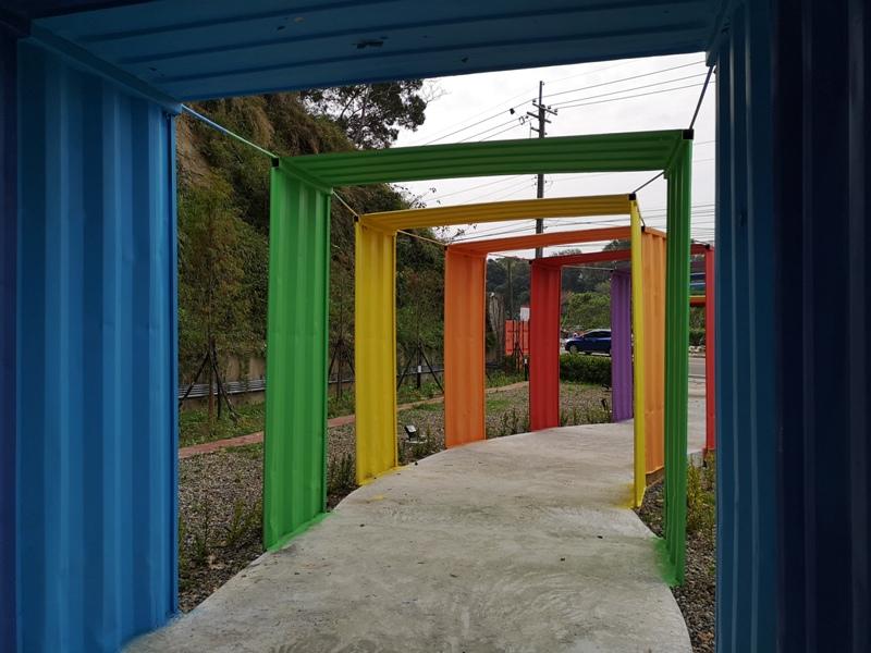 rainbowcoffee07 峨眉-89咖啡 美麗蜿蜒台三線旁的一抹彩虹貨櫃屋