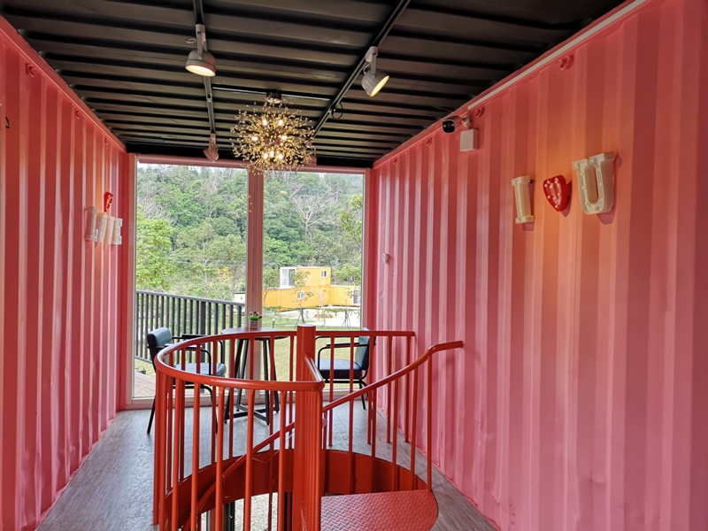 rainbowcoffee12 峨眉-89咖啡 美麗蜿蜒台三線旁的一抹彩虹貨櫃屋