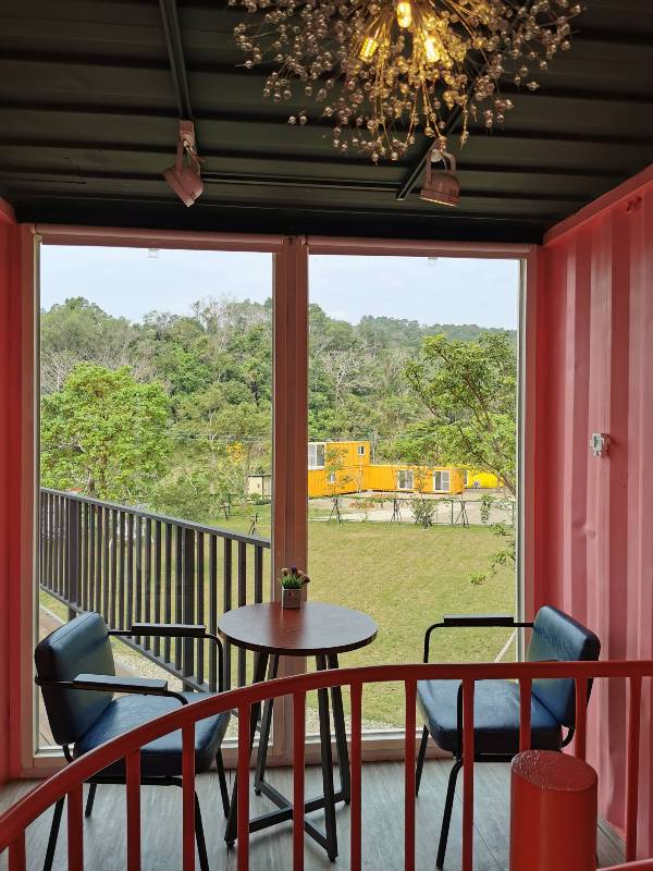 rainbowcoffee15 峨眉-89咖啡 美麗蜿蜒台三線旁的一抹彩虹貨櫃屋