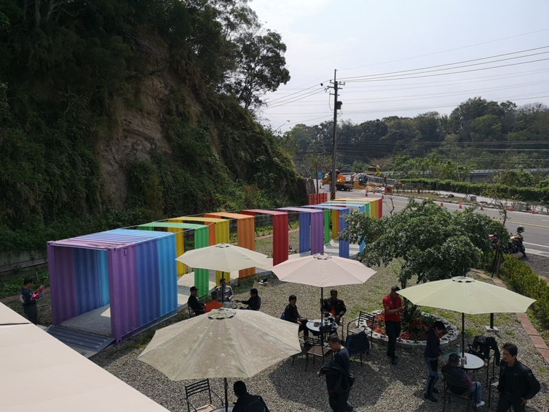 rainbowcoffee18 峨眉-89咖啡 美麗蜿蜒台三線旁的一抹彩虹貨櫃屋