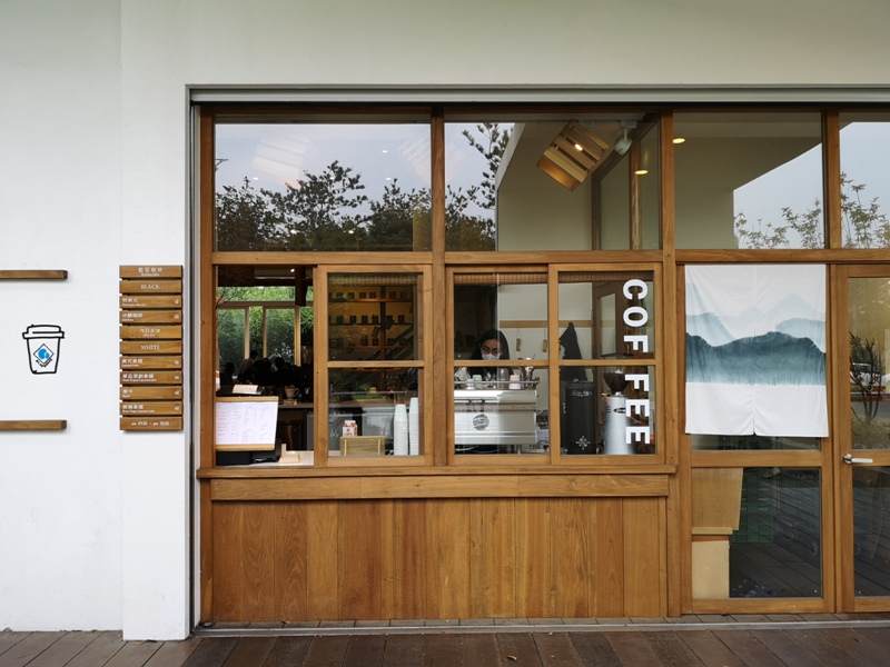 竹北-藍豆咖啡 帶著現代清爽明亮的日式空間 喝杯咖啡感受小學校人文氣息