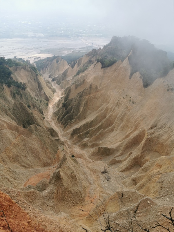 三義-火炎山 迷你大峽谷 感受大自然鬼斧奇怪