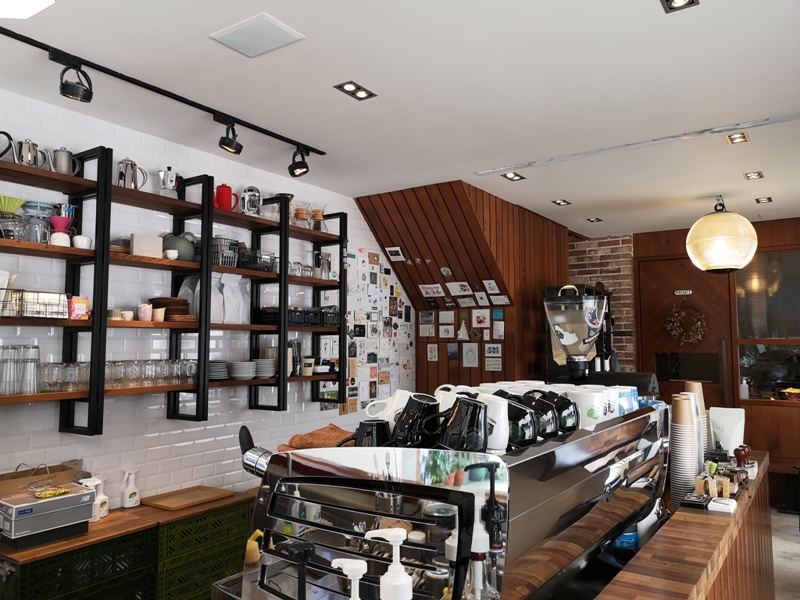 hausinc07 台中北區-HAUSINC CAFE簡約現代明亮舒適 一杯咖啡飲春光