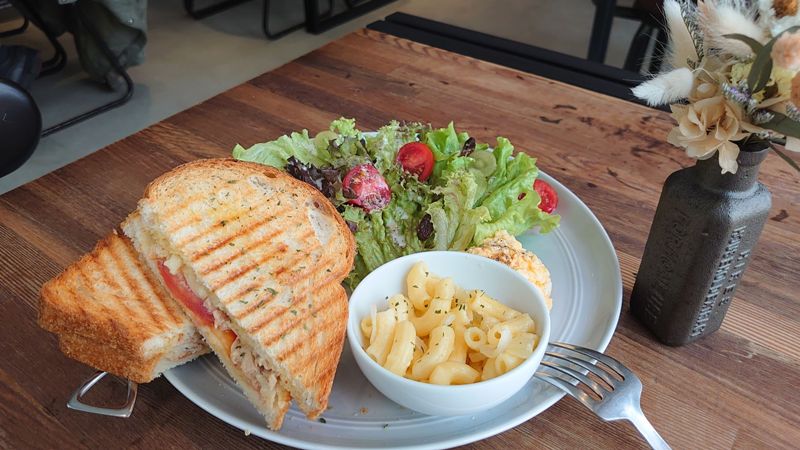 hausinc23 台中北區-HAUSINC CAFE簡約現代明亮舒適 一杯咖啡飲春光