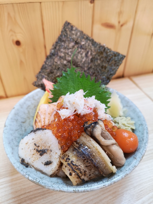 anothervillage08 松山-又一村 藏不住的美味小攤 隱身龍城市場中 海鮮丼搭滿出來的海鮮湯