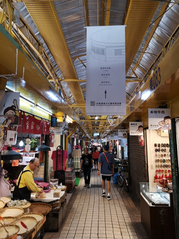 motcafe02 萬華-新富町文化市場老建築舊味道 馬蹄形天井超好拍 順便明日咖啡喝一杯