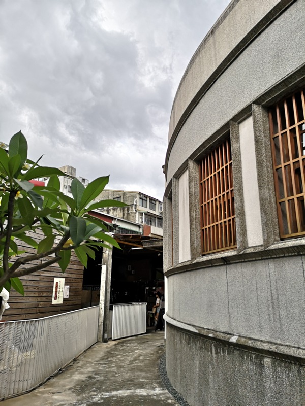 motcafe04 萬華-新富町文化市場老建築舊味道 馬蹄形天井超好拍 順便明日咖啡喝一杯