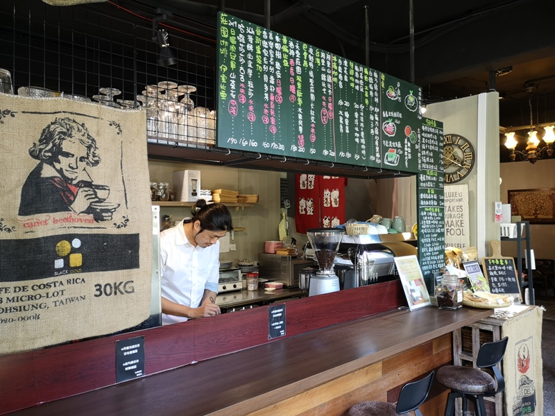 whitedeer11 板橋-白鹿咖啡 小花園的幽靜空間  有蟬聲鳥叫的午後咖啡杯