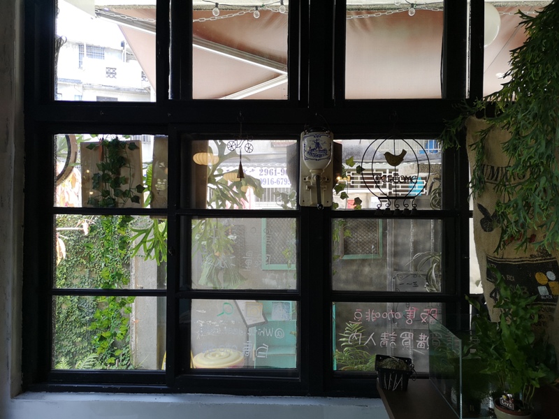 whitedeer13 板橋-白鹿咖啡 小花園的幽靜空間  有蟬聲鳥叫的午後咖啡杯