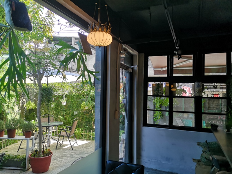 whitedeer19 板橋-白鹿咖啡 小花園的幽靜空間  有蟬聲鳥叫的午後咖啡杯