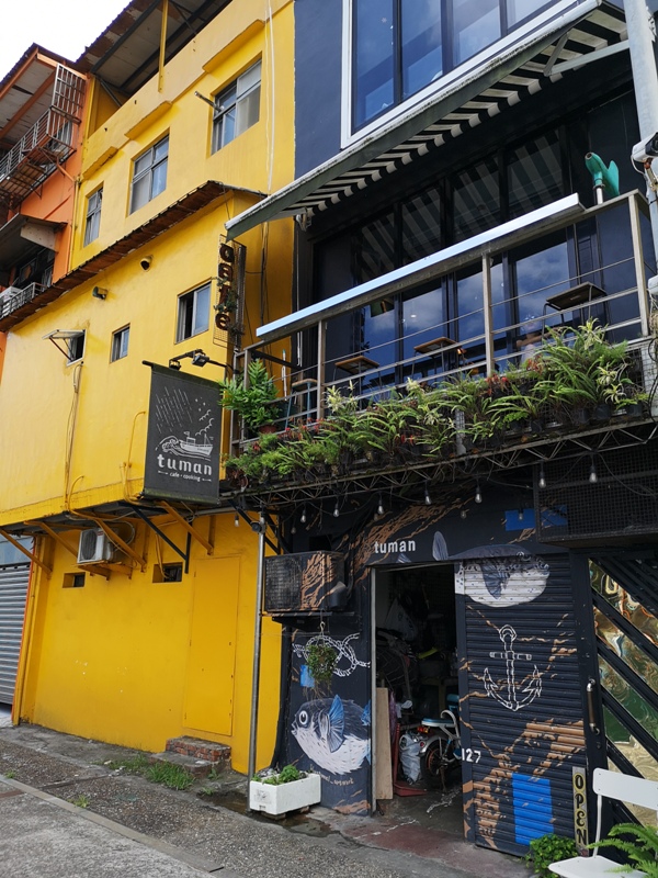 tuman01 基隆-圖們咖啡 正濱漁港彩色屋之黑色大方咖啡館 漁港風光盡收眼底