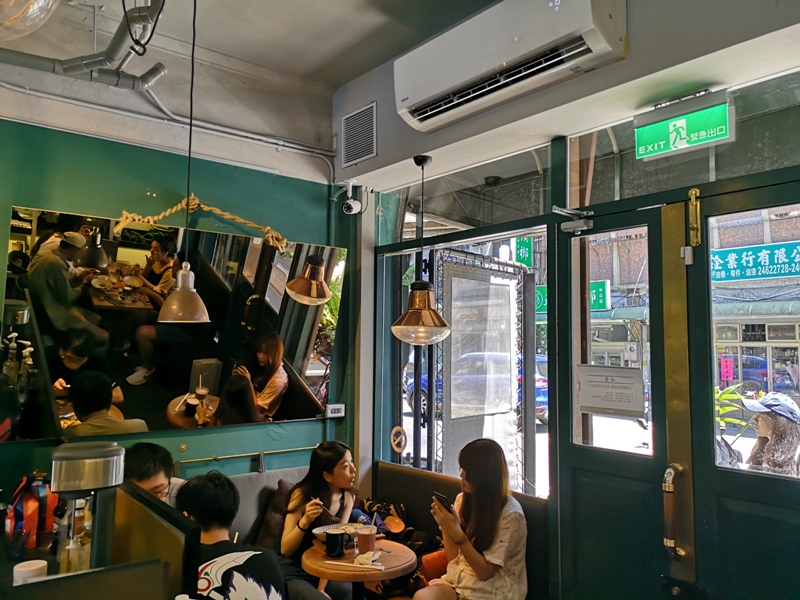 tuman07 基隆-圖們咖啡 正濱漁港彩色屋之黑色大方咖啡館 漁港風光盡收眼底