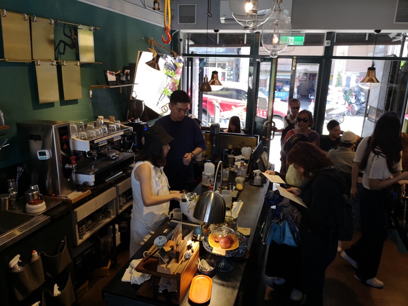 tuman08 基隆-圖們咖啡 正濱漁港彩色屋之黑色大方咖啡館 漁港風光盡收眼底