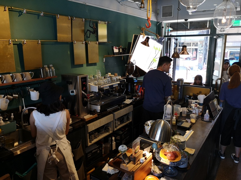 tuman09 基隆-圖們咖啡 正濱漁港彩色屋之黑色大方咖啡館 漁港風光盡收眼底