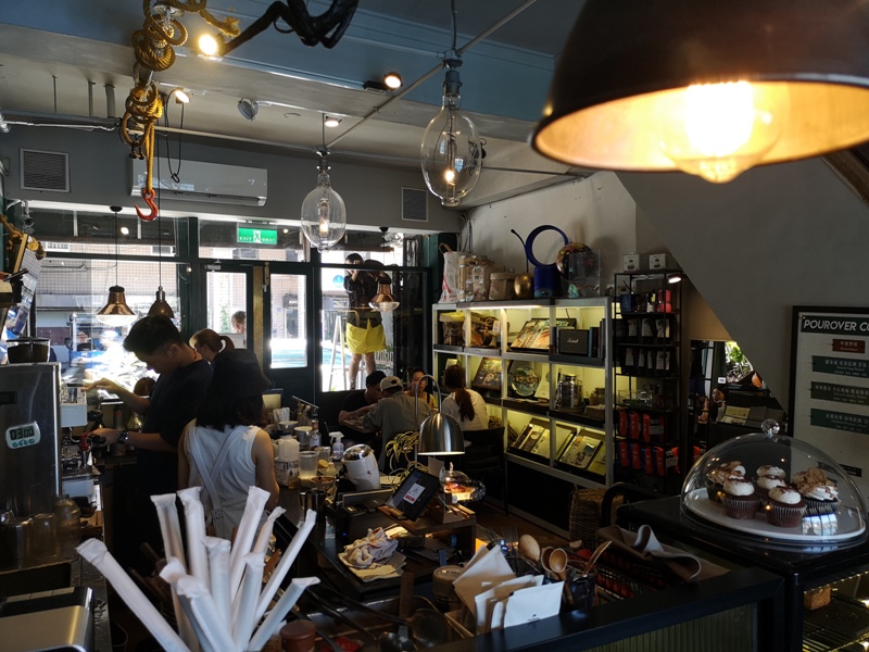 tuman10 基隆-圖們咖啡 正濱漁港彩色屋之黑色大方咖啡館 漁港風光盡收眼底