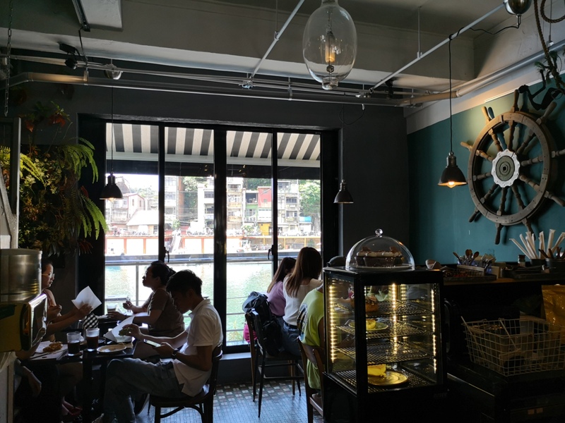 tuman11 基隆-圖們咖啡 正濱漁港彩色屋之黑色大方咖啡館 漁港風光盡收眼底