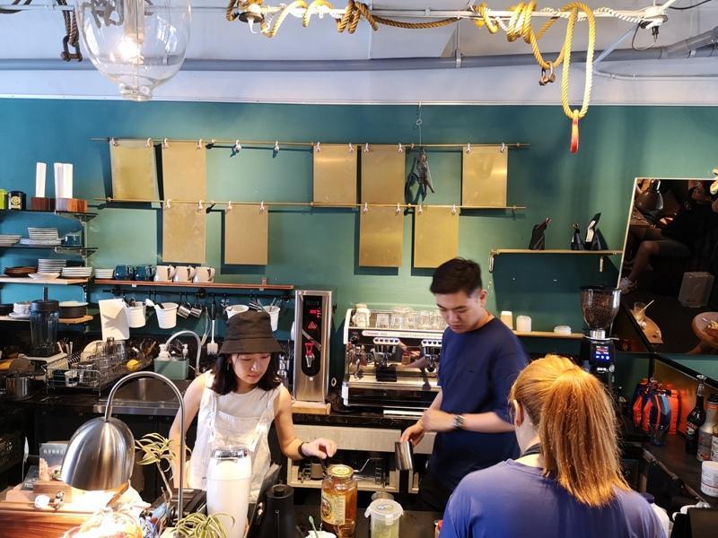 tuman13 基隆-圖們咖啡 正濱漁港彩色屋之黑色大方咖啡館 漁港風光盡收眼底