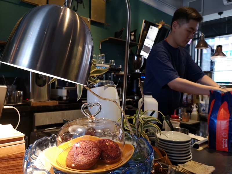 tuman14 基隆-圖們咖啡 正濱漁港彩色屋之黑色大方咖啡館 漁港風光盡收眼底